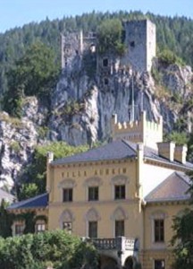 Burg mit Villa Auheim